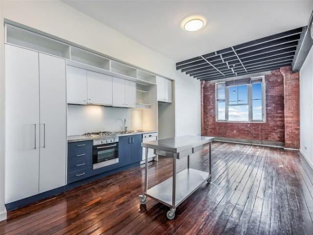 STYLISH & SOPHISTICATED WOOLSTORE APARTMENT!