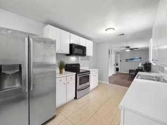 Stylish South Acres Co‑Living Comfortable Bed, Desk, Smart TV.