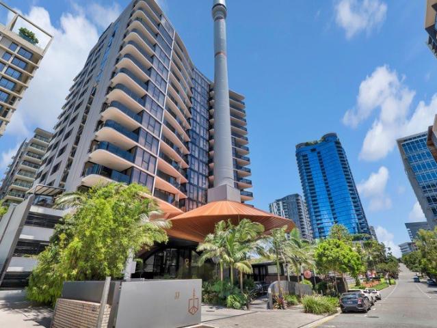 Stylish South Brisbane Apartment with Resort Style Amenities