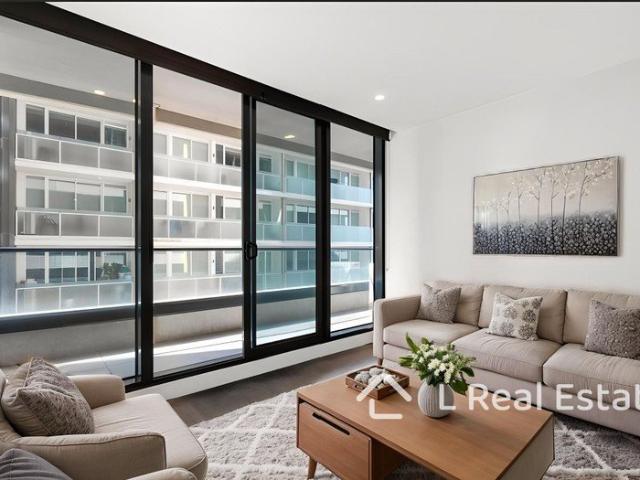 Stylish South Yarra Apartment with Pool, Balcony and Gym