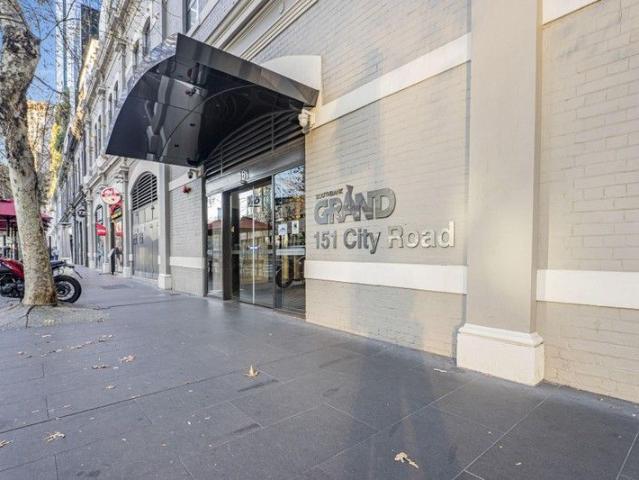 Stylish Southbank Apartment with Premium Amenities & City Convenience