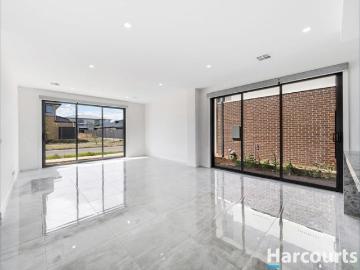 Stylish & Spacious Modern 5 Bedroom Home Awaits in Clyde North!