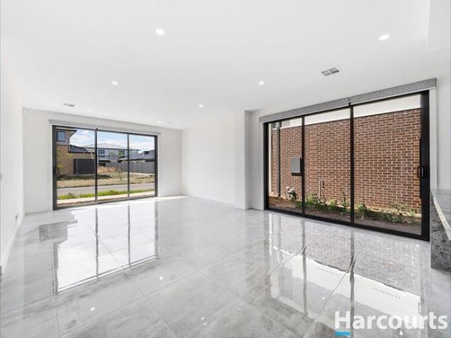 Stylish & Spacious Modern 5 Bedroom Home Awaits in Clyde North!