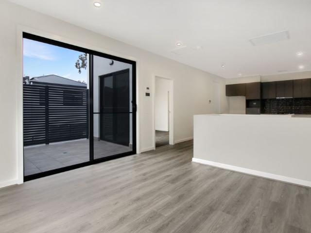 Stylish & Spacious Modern Townhouse Opposite Seaton Train Station