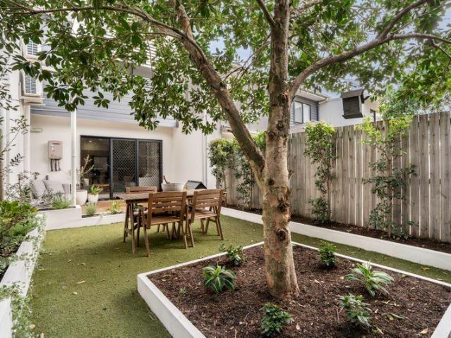 Stylish & Spacious Modern Townhouse with Oversized Courtyard Garden