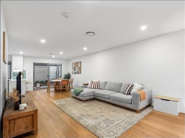 STYLISH, SPACIOUS AND MODERN 4 BEDROOM FAMILY HOME IN AN IDEAL LOCATION