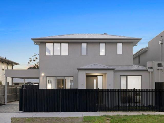 Stylish, Spacious and Sparkling Like New!