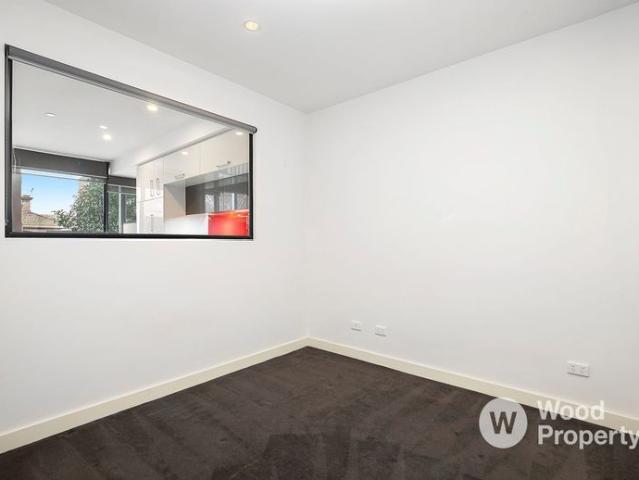 Stylish & Spacious Apartment with Private Courtyard