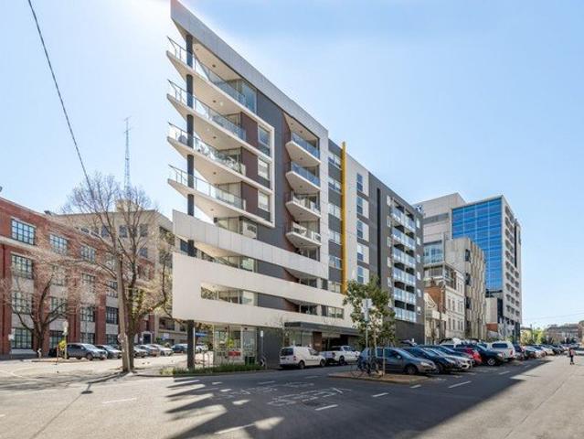 Stylish & spacious apartment in a prime Carlton location
