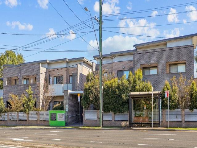 Stylish & Spacious Apartment in a Prime Dundas Location