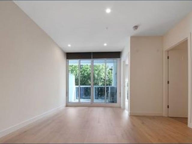 Stylish & Spacious Apartment in Prime North Melbourne Location
