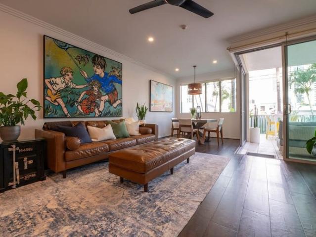 Stylish, Spacious & Beautifully Renovated on Chevron Island