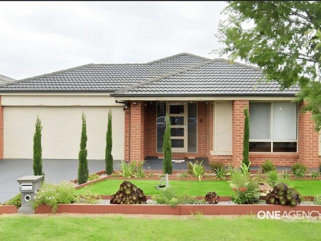 Stylish, Spacious & Centrally Located Welcome to 9 Piccolo Way!