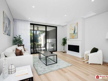 Stylish & Spacious Duplex in Prime St Peters Location