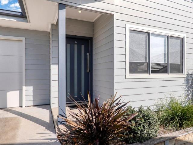 STYLISH, SPACIOUS & EXCEPTIONALLY PRESENTED!