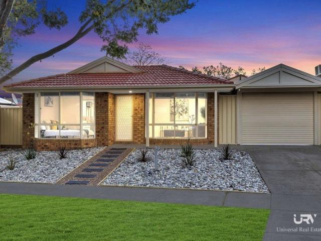 Stylish & Spacious Family Living in the Heart of Roxburgh Park!
