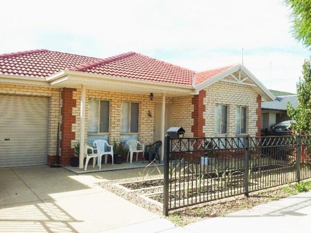 STYLISH & SPACIOUS FAMILY LIVING WITH ENTERTAINING APPEAL!