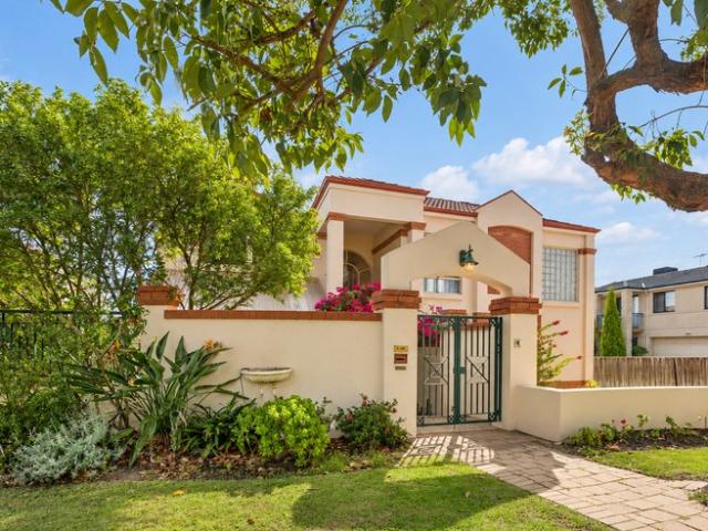 Stylish Spacious Front Townhouse Living Near Preston Street