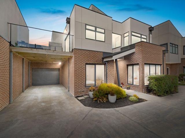 Stylish, spacious home, 350m to the bay