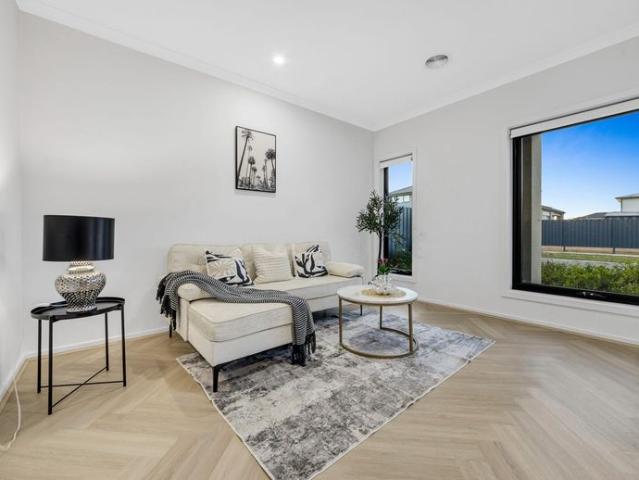Stylish & Spacious Home in Clyde North – 29 Thicket Loop, Clyde North