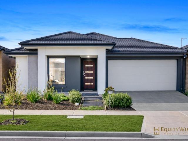 Stylish, Spacious & Ideally Positioned in Manor Lakes Village