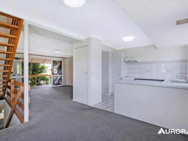 STYLISH & SPACIOUS IN PRIME CLEVELAND POSITION