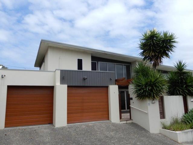 Stylish & Spacious Jetty Townhouse Prime Coastal Living!