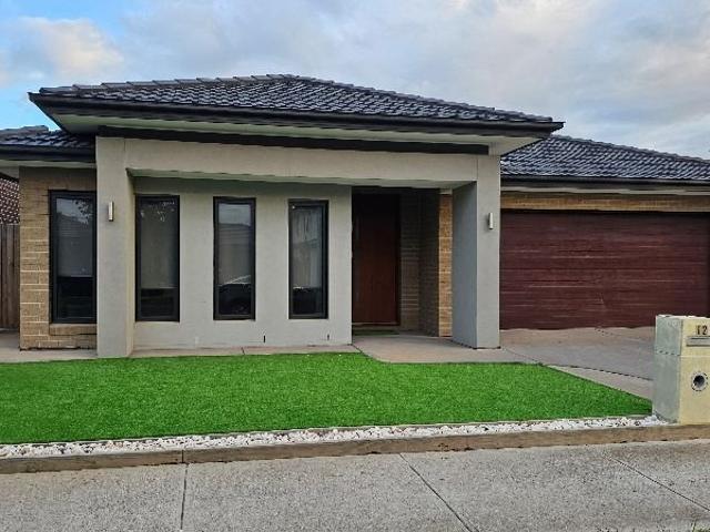 Stylish & Spacious Like New Home in Truganina
