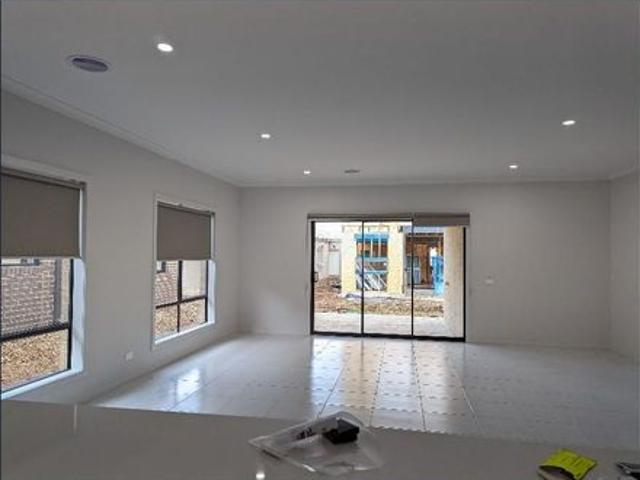 Stylish & Spacious Like New Home in Truganina