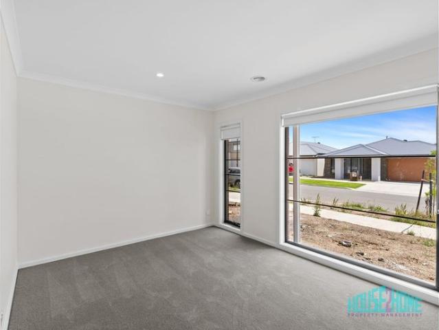 Stylish, Spacious & Low Maintenance Family Living!