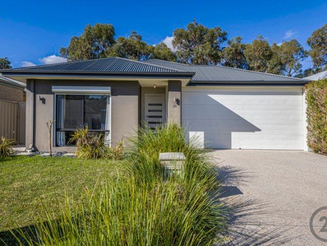 Stylish, Spacious & Superbly Located in Meadow Springs