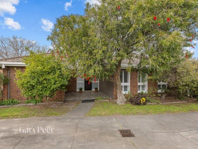 Stylish, spacious single level & exceptionally convenient