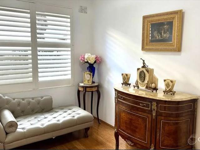 Stylish & Spacious Two Bedroom Apartment in an Unbeatable Lifestyle Location