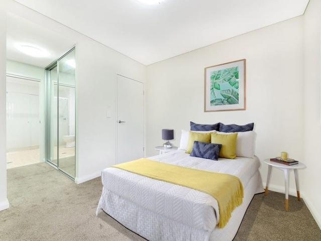 Stylish & Spacious Two Bedroom Apt on quiet side with court yard Park ON Spearman St