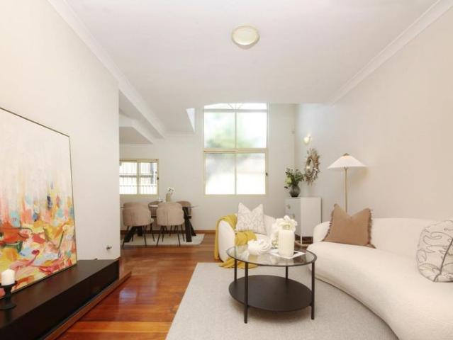 Stylish & Spacious Three Bedroom Townhouse in Prime Mascot Location