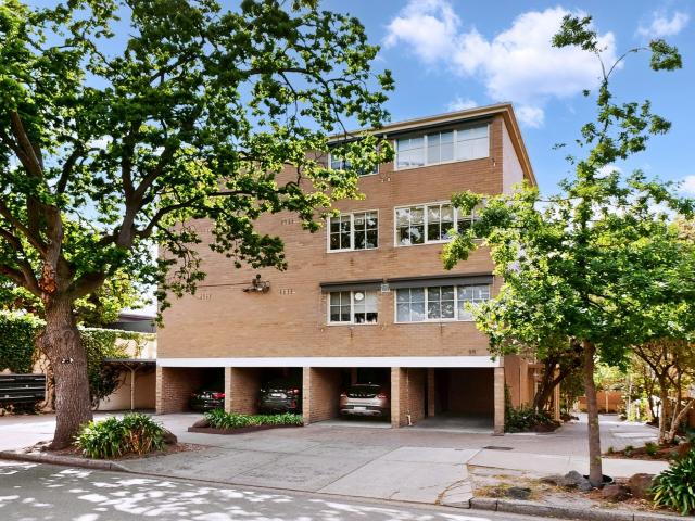 Stylish, Spacious Top Floor Apartment with Como Park Views
