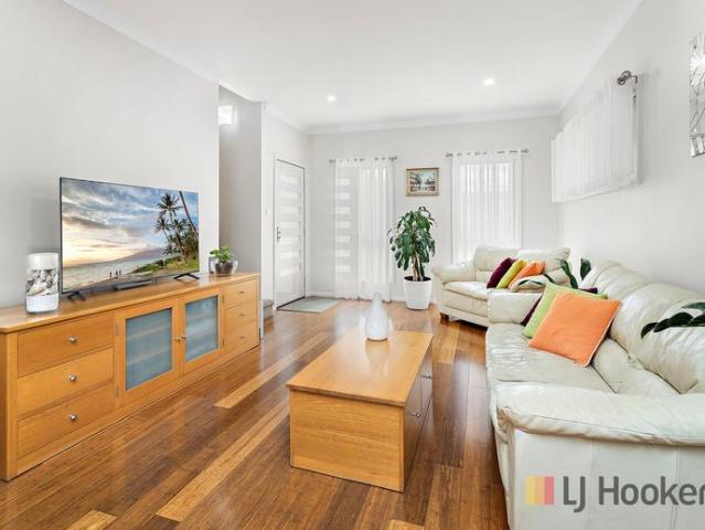 Stylish & Spacious Townhouse with Lake Views