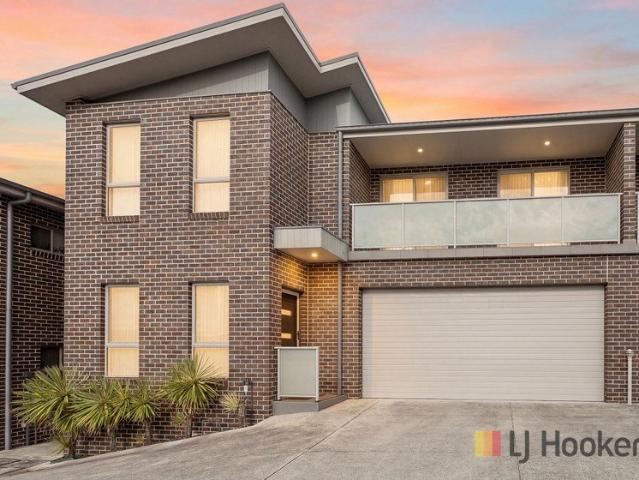 Stylish & Spacious Townhouse with Lake Views