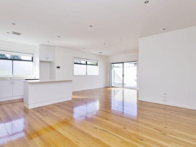 Stylish & Spacious Townhouse in a convenient Ascot Vale Location