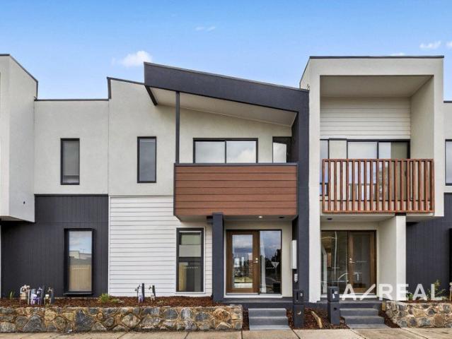 Stylish & Spacious Townhouse in Prime Wollert Location Move in Now!