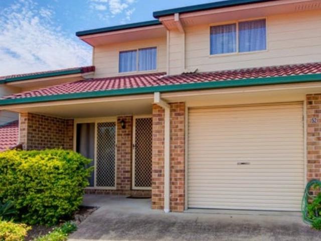 Stylish, spacious Townhouse in prime Greentrees Village location