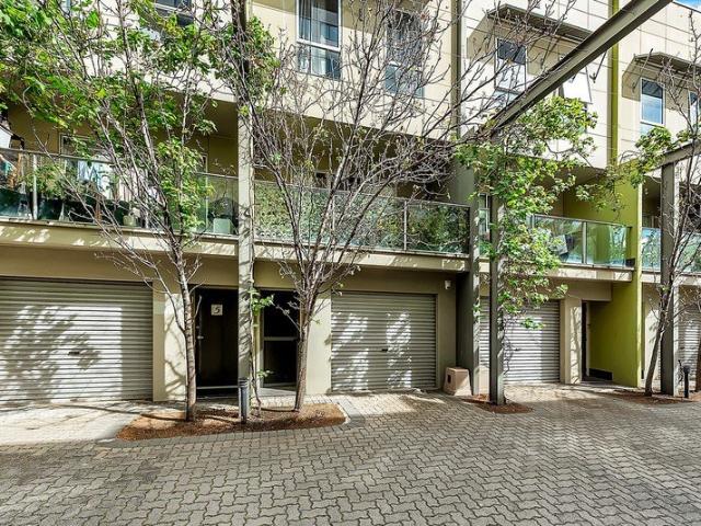 Stylish & Spacious Townhouse in Prime Mawson Lakes Location