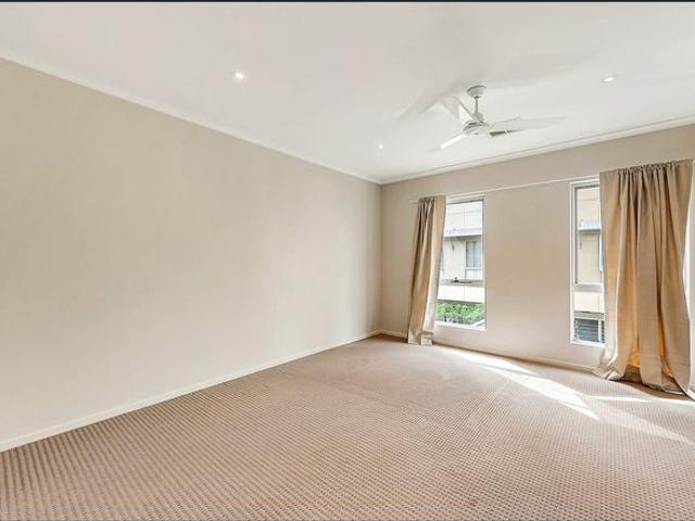 Stylish & Spacious Townhouse in Prime Mawson Lakes Location