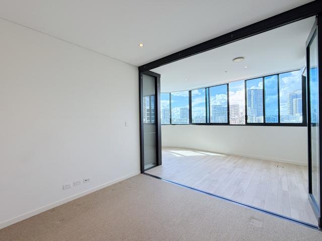 Stylish & Spacious 2 Bedroom Apartment in Prime Waterfront Location