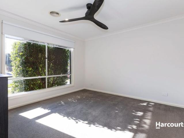 Stylish & Spacious 3 Bedroom unit with Double Garage