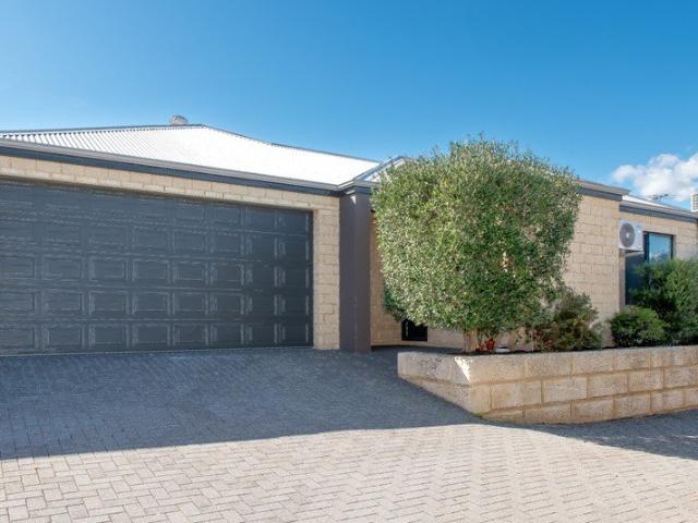 STYLISH & SPACIOUS 3 BEDROOM VILLA CLOSE TO PARKS, SCHOOLS & SHOPS!