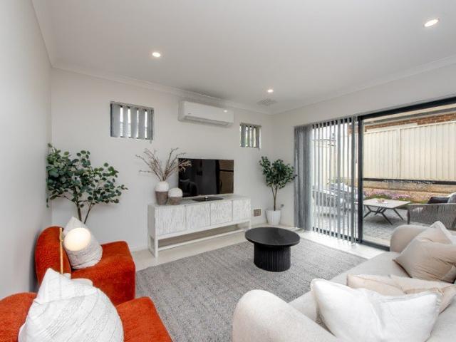 STYLISH & SPACIOUS 3 BEDROOM VILLA CLOSE TO PARKS, SCHOOLS & SHOPS!