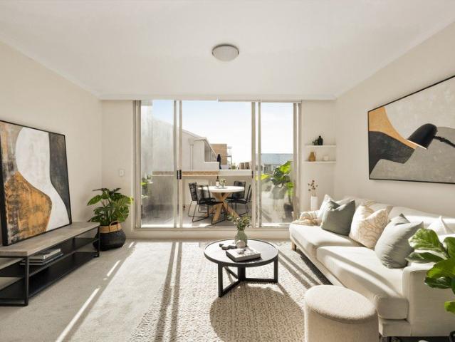 Stylish split level apartment in a connected city fringe setting