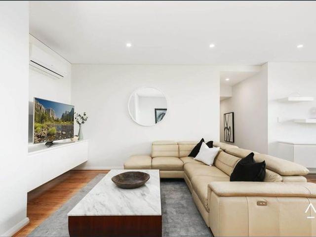 Stylish Split Level Apartment Offering Space, Comfort & Convenience