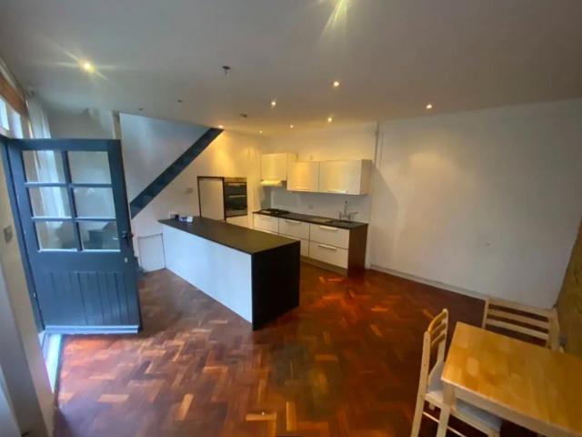 Stylish Split Level Flat with courtyard access
